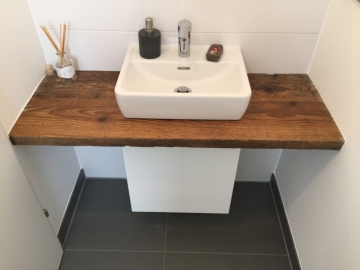 Doska pod umývadlo v retro štýle.