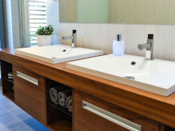 Obklad vane materiálom dyha americký orech lakovaný, povrchová úprava mat.