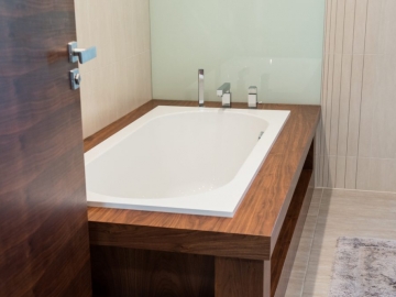 Kombinácia horných skriniek so zrkadlami a materiálom dyha smrekovec s povrchovou úpravou číry olej.