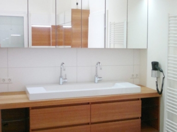 Doska pod umývadlo v retro štýle.