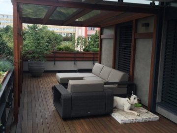 Bočný pohľad na zastrešenie spoločne s terasovými doskami bangirai.