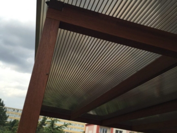 Konštrukcia masív bangirai s polykarbonátovou výplňou.