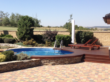 Terasa bangirai kruhovitý obklad okolo bazéna.