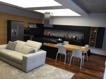 Moderná kuchyňa s použitím materiálu v kombinácii dubovej dyhy a matného antracitového nástreku