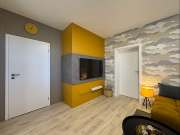 TV stena s obkladom okolo dverí