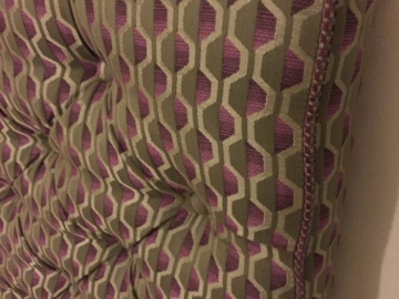 Kedrovanie ozdobnou šnúrou spoločne s vtiahnutými ozdobnými gombíkmi.