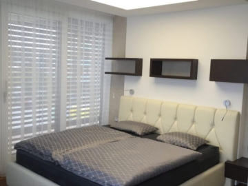 Niky vložené do sadrokartónovej steny spoločne s nočnými stolíkmi - RAL mat.