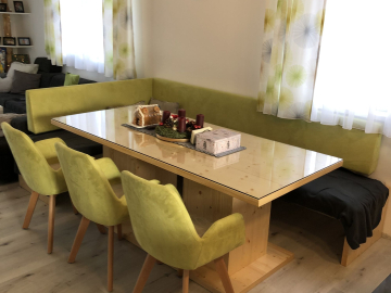 Veľký jedálenský stôl