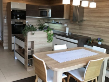 Jedálenský stôl z materiálu lamino Kronospan.