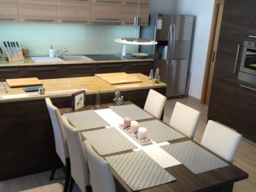 Veľký jedálenský stôl z materiálu lamino Kronospan.