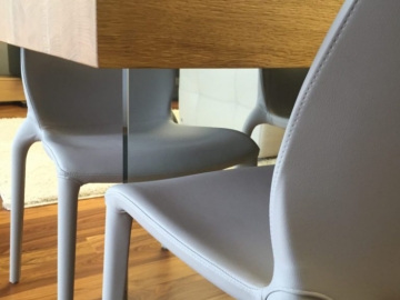 Jedálenský masívny stôl s kombináciou sklenená noha.