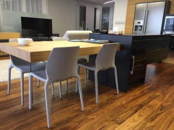 Jedálenský stôl napojený na kuchynský ostrovček.