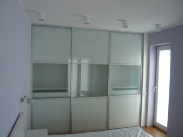 Šatníková skriňa s posuvnými dverami – hliníkový profil so sklenenou výplňou. 