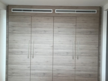 Šatníková skriňa v prevedení lamino. 