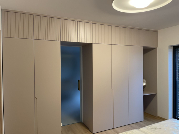 Moderná vstavaná skriňa na mieru