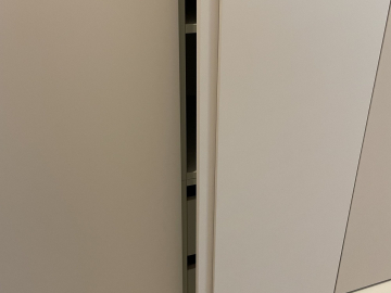 Detail úchytky na dverách šatníka