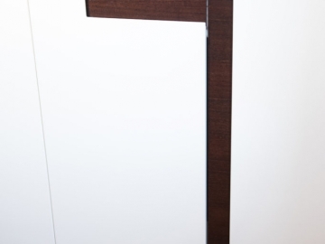 Detail úchytky zakomponovaného do dvierok šatníkovej skrine