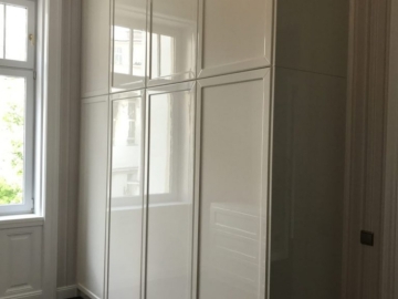 Šatníková skriňa s frézovanými profilovanými dvierkami vo vysokom lesku. 