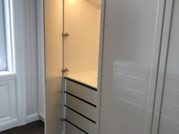 Vnútorné vybavenie šatníkovej skrine – francúzske zásuvky a vnútorné LED osvetlenie. 