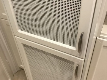 Profilované frézované dvierka s mriežkovanou výplňou na zakrytie plynového kotla. 