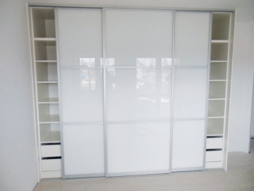 Vybavenie šatníkovej skrine – nastaviteľné police a francúzske zásuvky. 